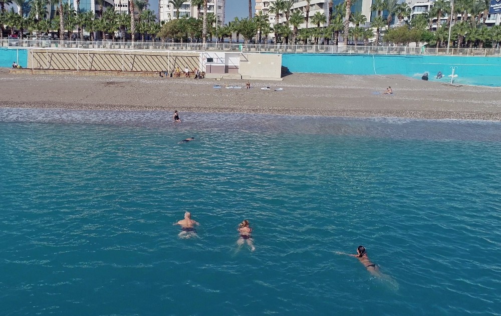 Biz evlerde onlar ise dışarıda! Kısıtlamadan muaf olan turistler Antalya'nın keyfini çıkardı