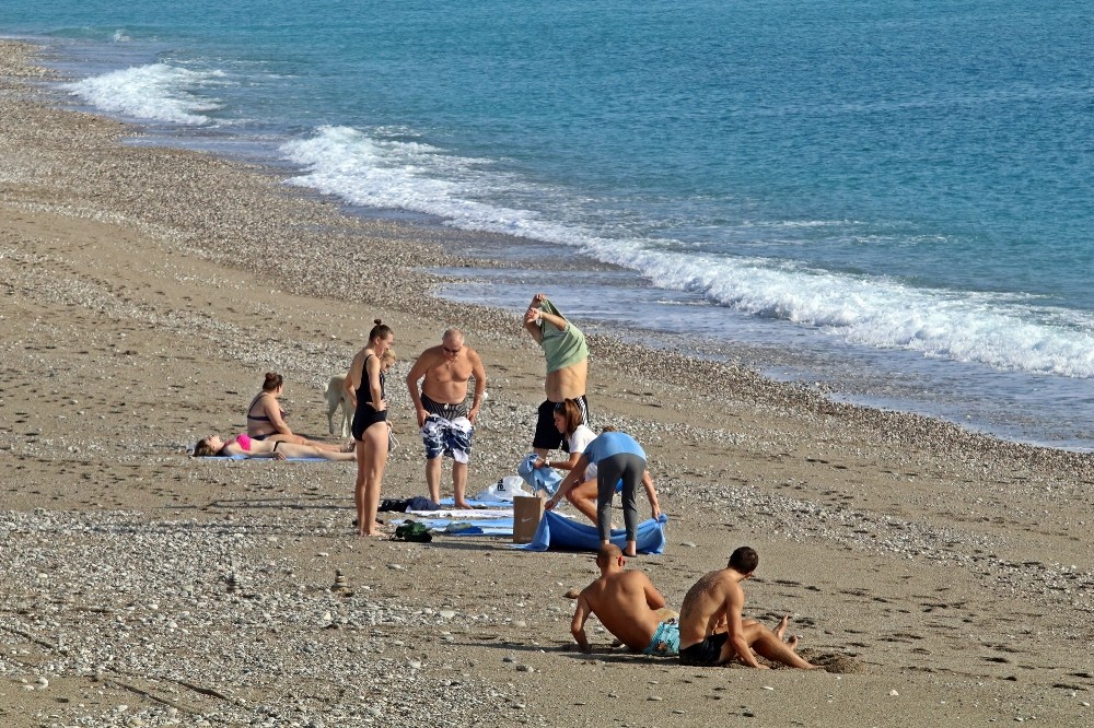 Biz evlerde onlar ise dışarıda! Kısıtlamadan muaf olan turistler Antalya'nın keyfini çıkardı