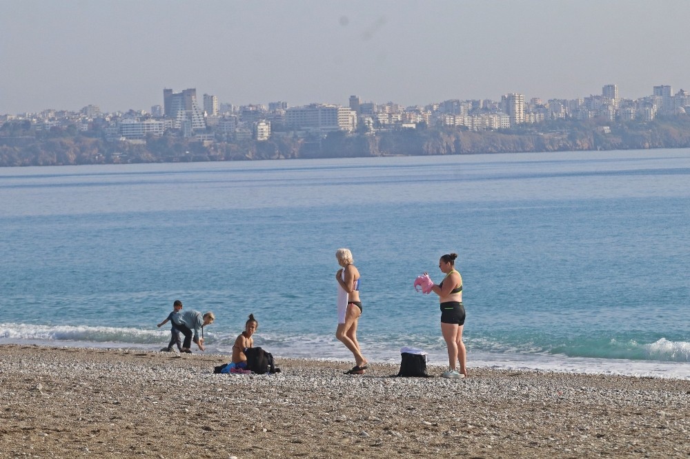 Biz evlerde onlar ise dışarıda! Kısıtlamadan muaf olan turistler Antalya'nın keyfini çıkardı