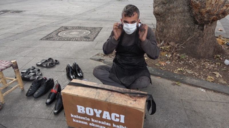 Sokağa çıkma kısıtlaması duymayan boyacı sokakta müşteri bekledi