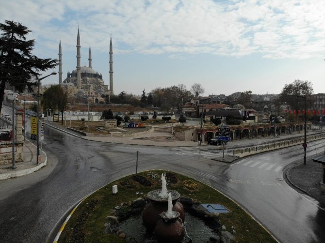 Edirneliler yasaklara uydu! Şehrin en işlek caddeleri bomboş kaldı