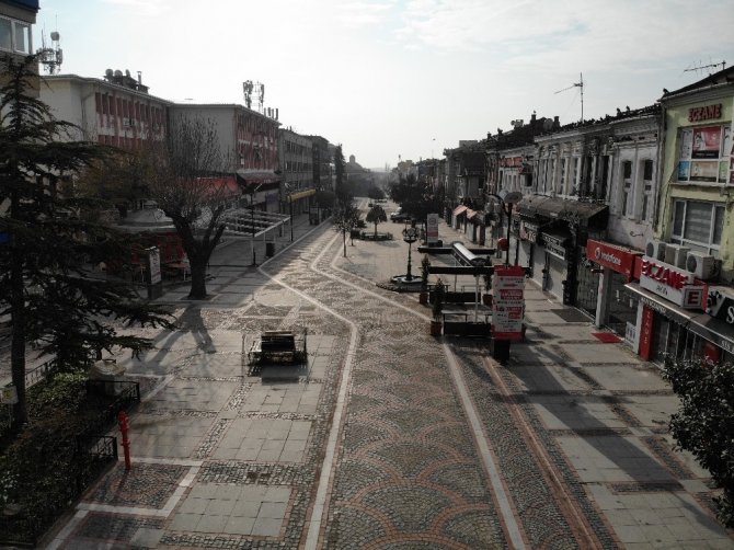 Edirneliler yasaklara uydu! Şehrin en işlek caddeleri bomboş kaldı