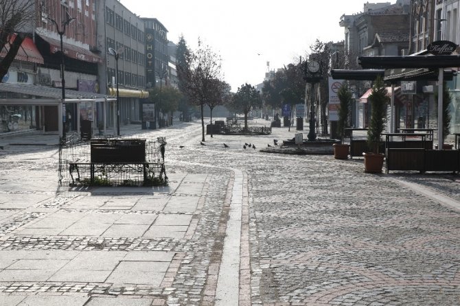 Edirneliler yasaklara uydu! Şehrin en işlek caddeleri bomboş kaldı