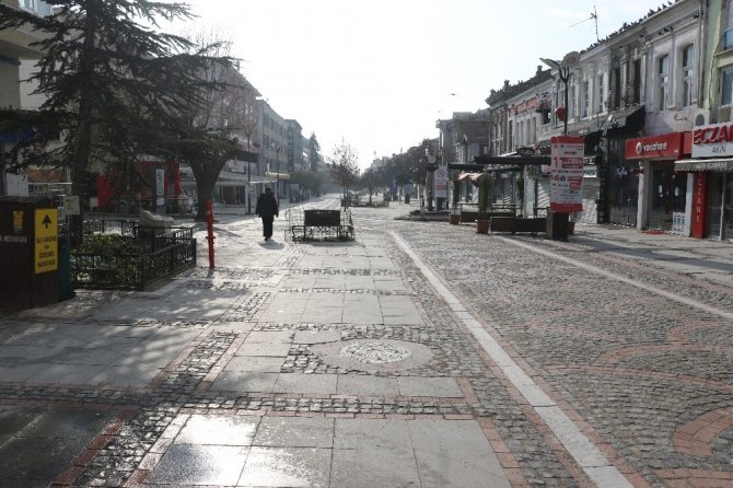 Edirneliler yasaklara uydu! Şehrin en işlek caddeleri bomboş kaldı