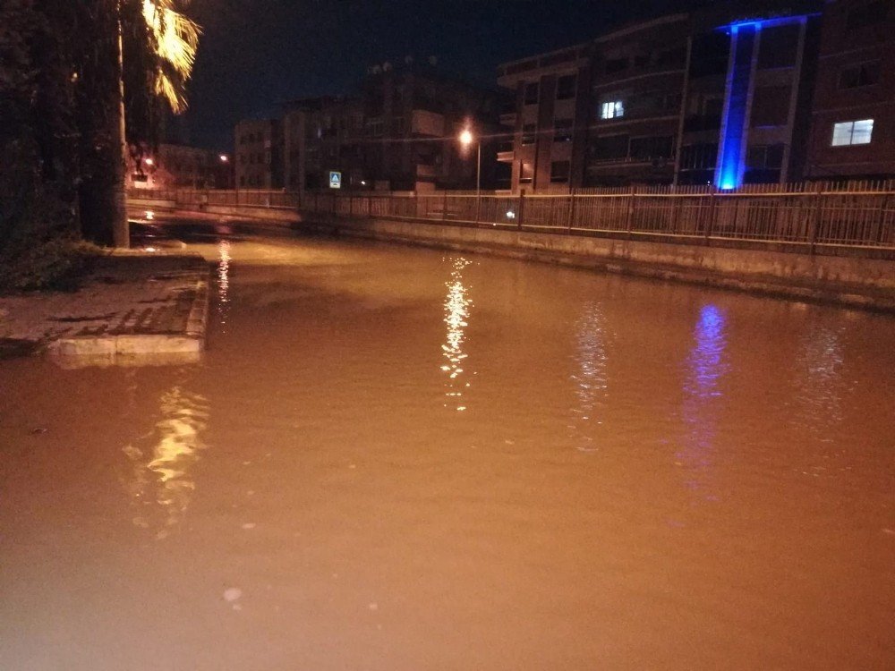 İzmir'de patlayan boru yolları göle çevirdi: Sokaklar yürünmez hale geldi