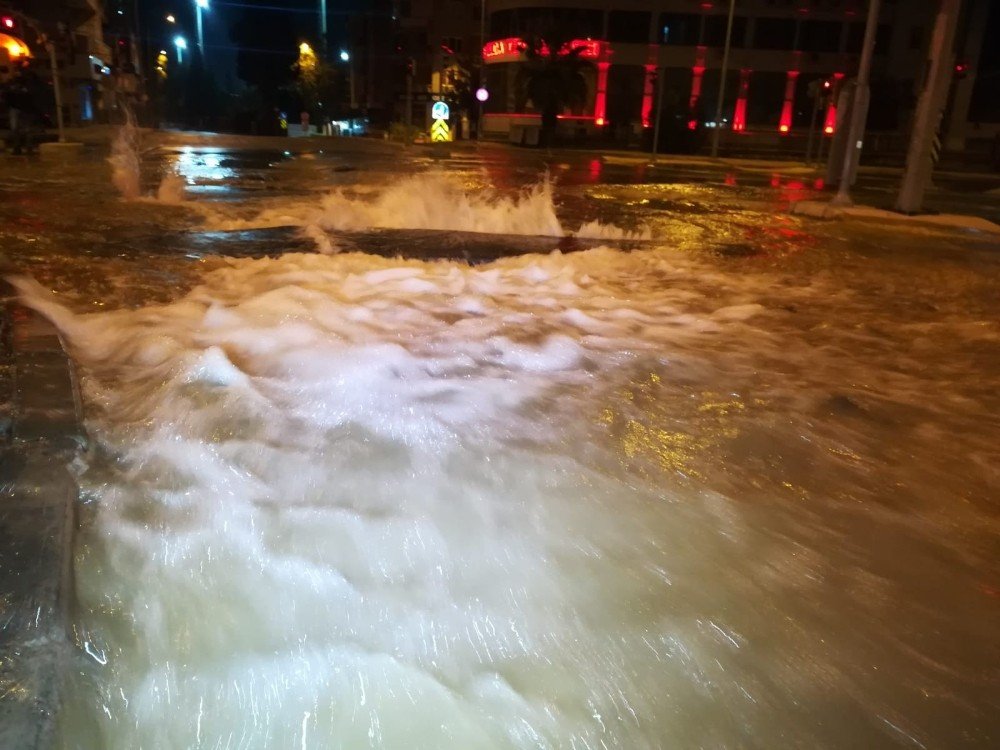 İzmir'de patlayan boru yolları göle çevirdi: Sokaklar yürünmez hale geldi