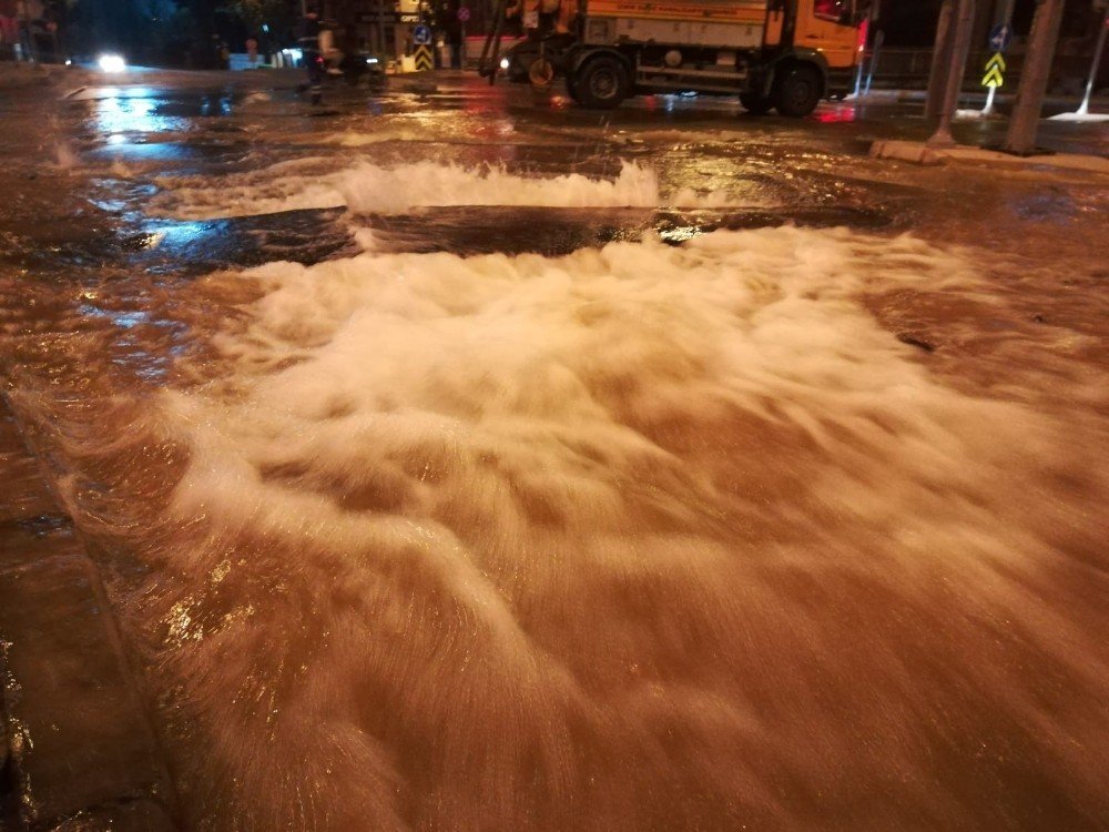 İzmir'de patlayan boru yolları göle çevirdi: Sokaklar yürünmez hale geldi