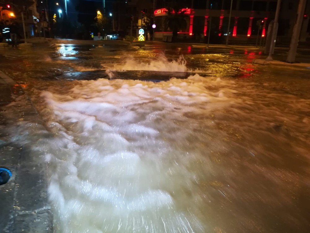 İzmir'de patlayan boru yolları göle çevirdi: Sokaklar yürünmez hale geldi