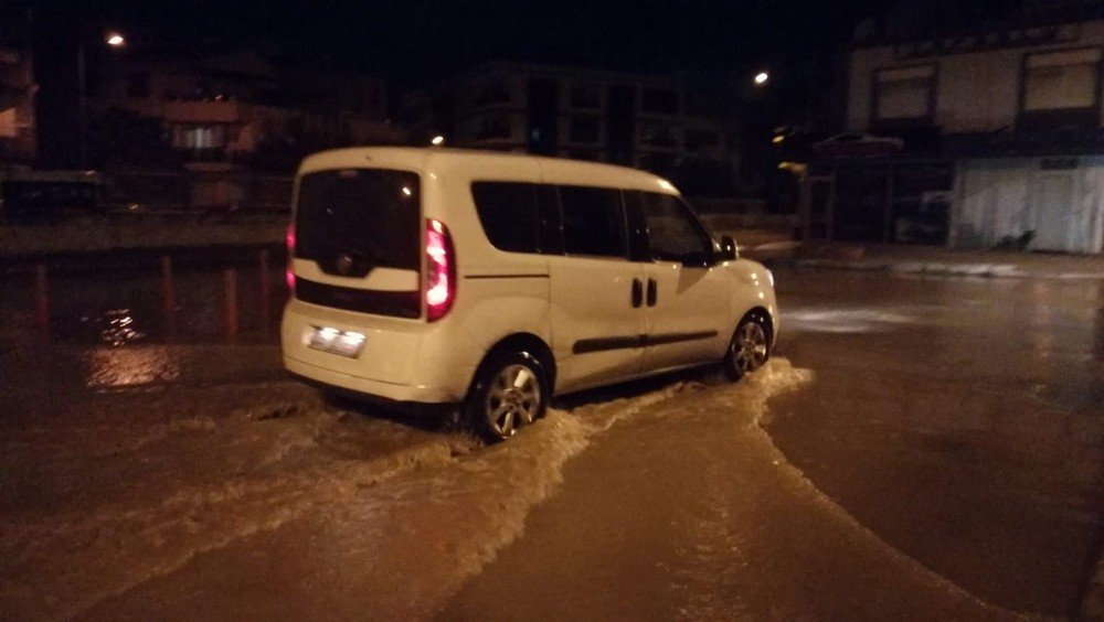 İzmir'de patlayan boru yolları göle çevirdi: Sokaklar yürünmez hale geldi
