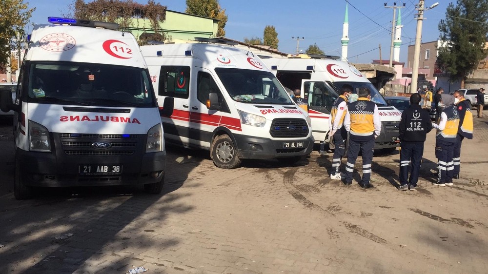 Diyarbakır’da sokağa çıkma yasağında taşlı, sopalı kavga: 20 yaralı