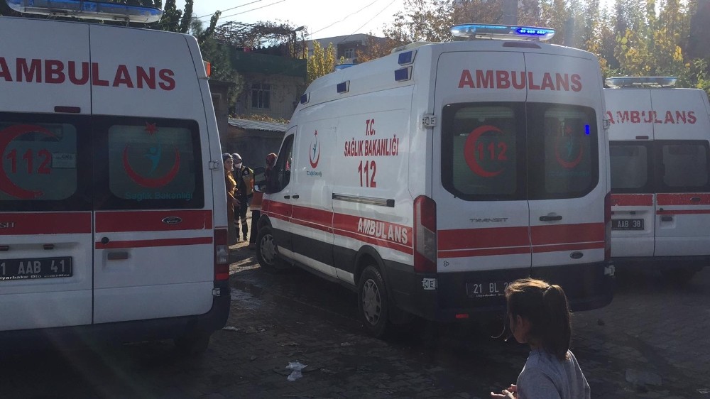 Diyarbakır’da sokağa çıkma yasağında taşlı, sopalı kavga: 20 yaralı