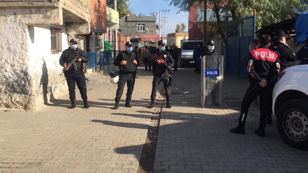 Diyarbakır’da sokağa çıkma yasağında taşlı, sopalı kavga: 20 yaralı