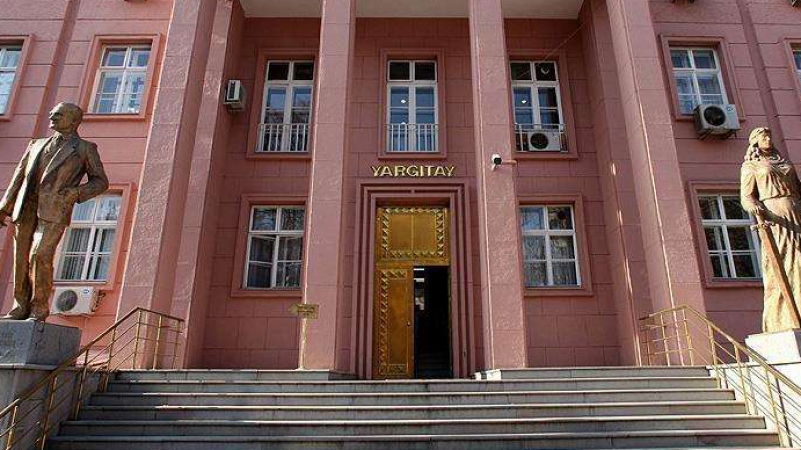 Yargıtay, erkeğin şiddet uygulaması ile kadının ev işlerini yapmamasını eşit kusur saydı!