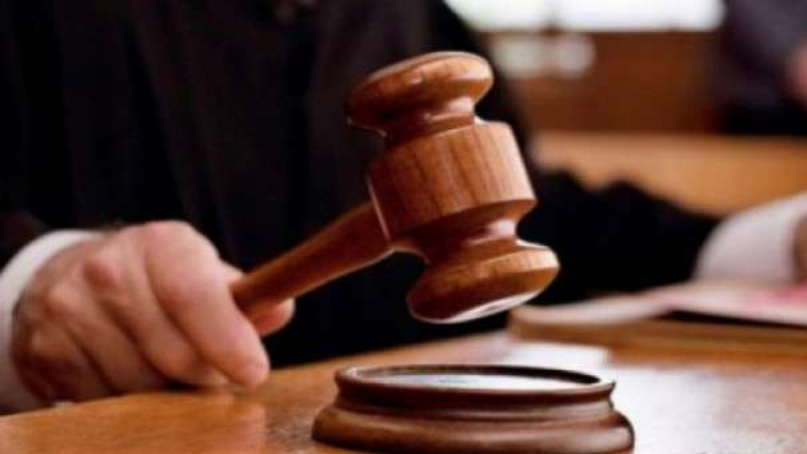 Yargıtay, erkeğin şiddet uygulaması ile kadının ev işlerini yapmamasını eşit kusur saydı!