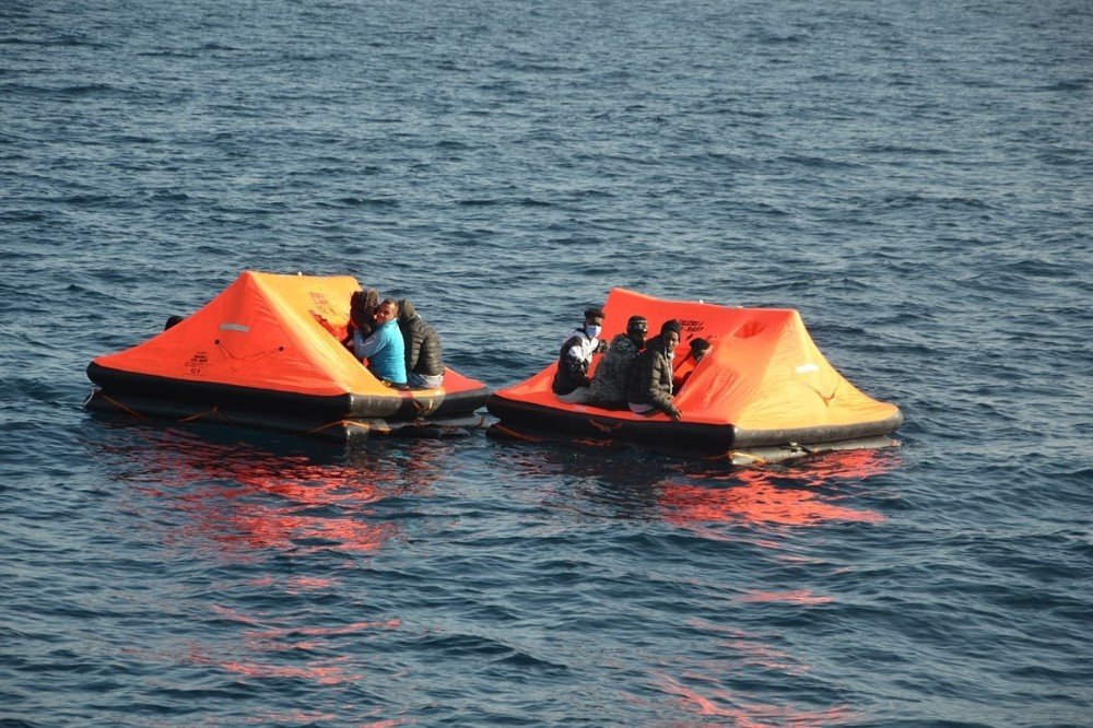 Yunanlılar geçit vermedi, Türkler kurtardı: Sahil Güvenlik, bir göçmen felaketinin daha önüne geçti