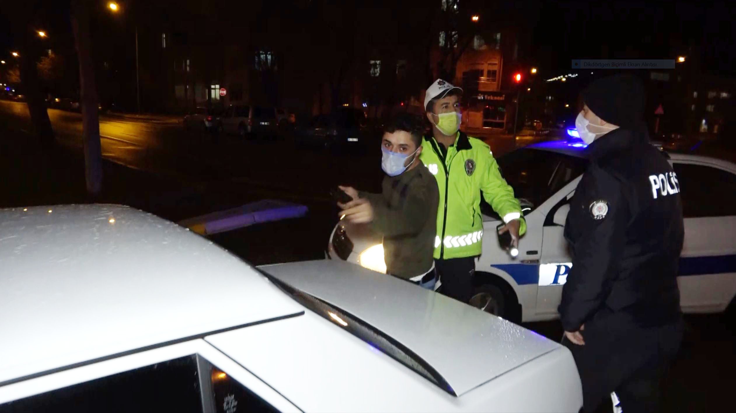 Yasağa uymayan maskesiz alkollü sürücü basına saldırdı, polisi iterek tehditler savurdu