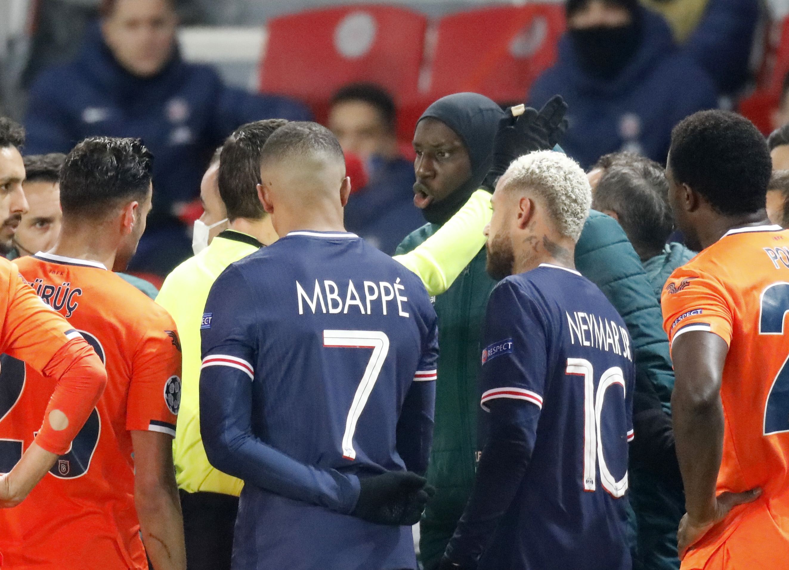 Başakşehir - PSG maçının hakemi Pierre Webo'ya ne dedi? Maçın dördüncü hakemi kimdir ve hangi ülkeden?