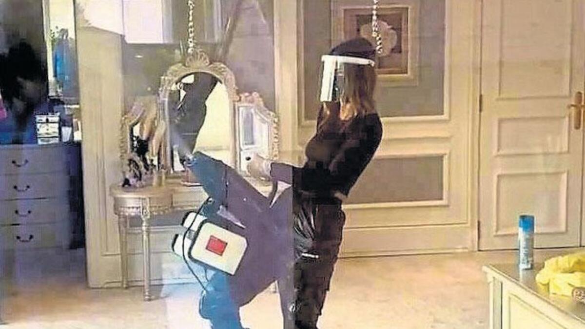 Zeynep Tokuş'un karantina odasını temizlediği anlar olay oldu!