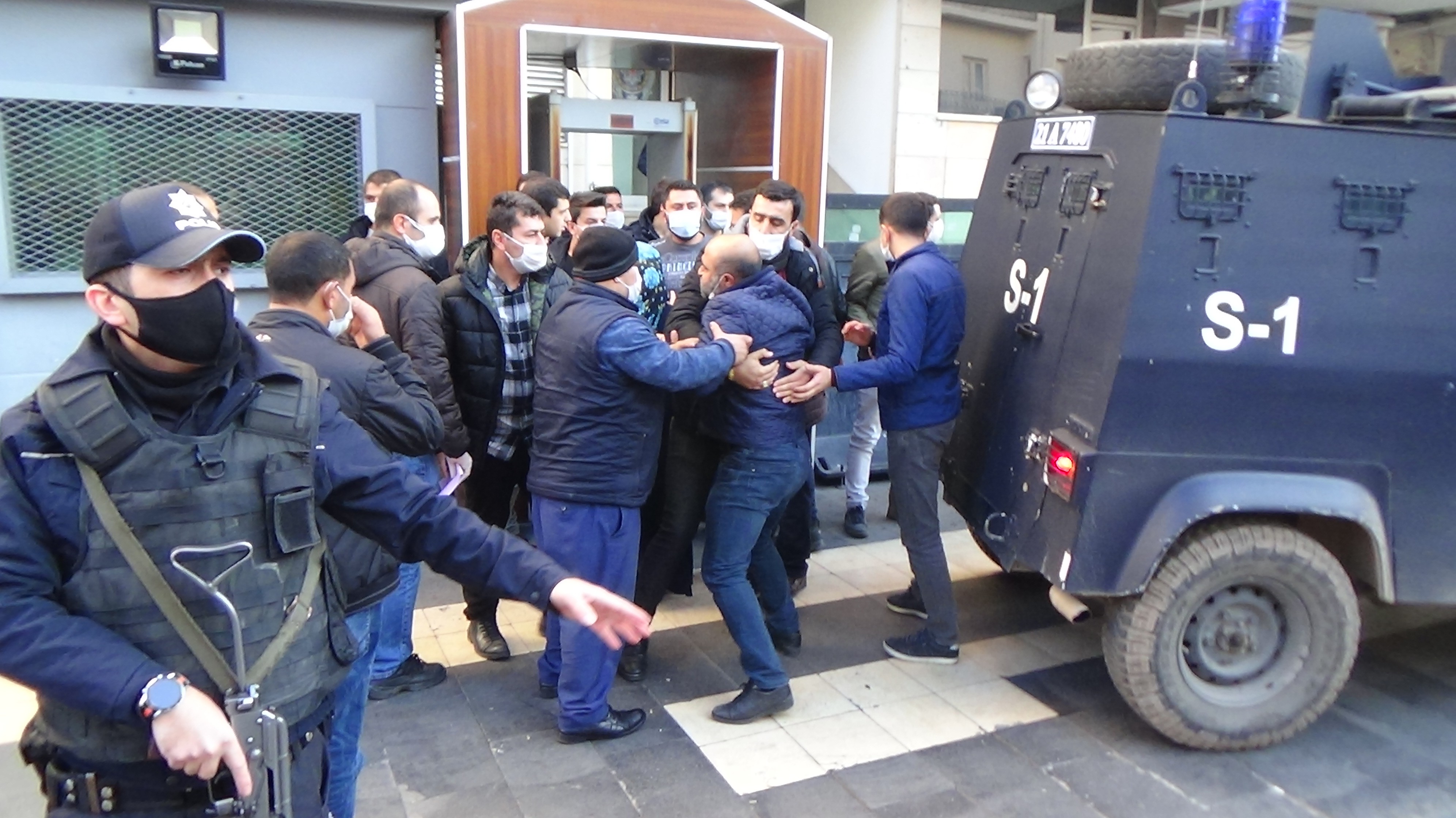 Diyarbakır'da 3 yaşındaki kızı kaçırmaya çalışanlar linçten kiliseye kaçarak kurtuldular