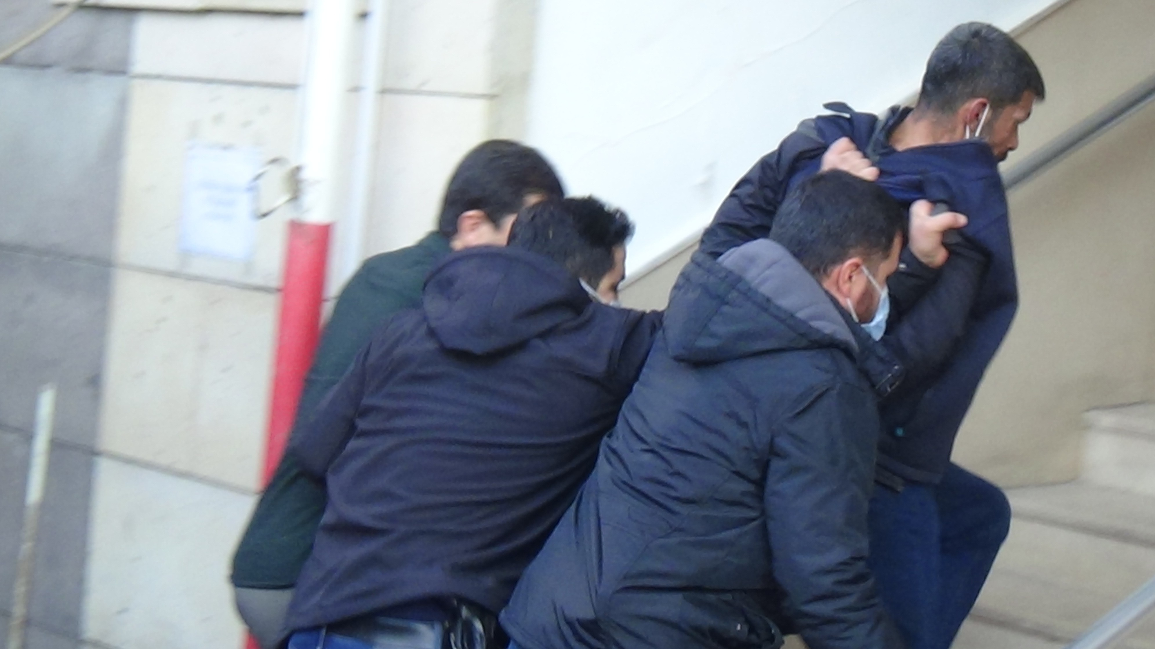 Diyarbakır'da 3 yaşındaki kızı kaçırmaya çalışanlar linçten kiliseye kaçarak kurtuldular