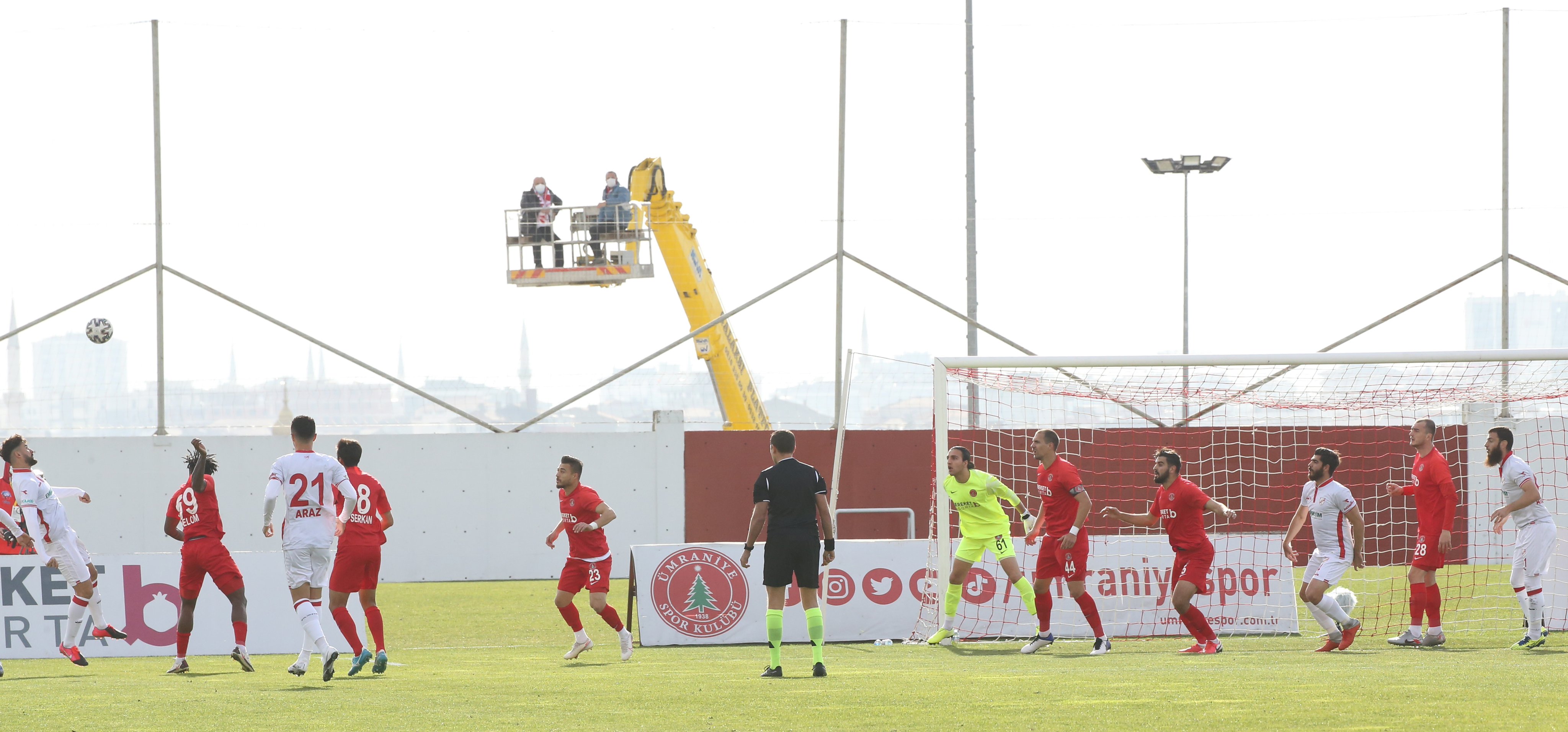 PFDK sevki takımından uzaklaştıramadı! Boluspor Başkanı Abdullah Abat, Ümraniyespor maçını vinçle izledi