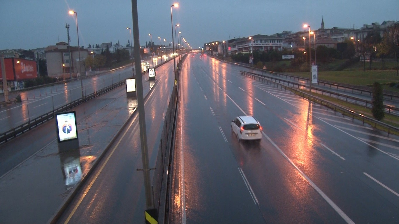 Sokağa çıkma yasağı başladı! İstanbul'da yollarda kimse kalmadı
