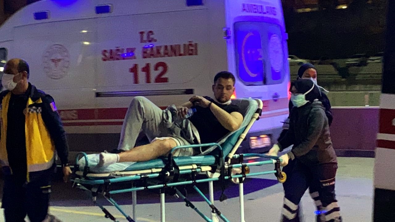 Kısıtlamaya rağmen dışarda bulunan şahıs silahla yaralandı! Hastanede yaptığı harekete kimse anlam veremedi