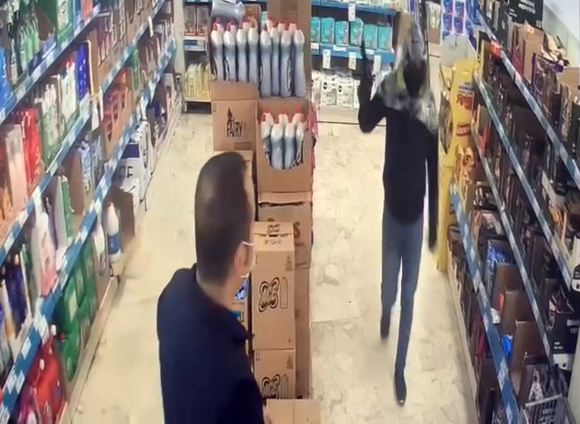 İstanbul’da soyguncu market çalışanına dehşeti yaşattı! O anlar kamerada