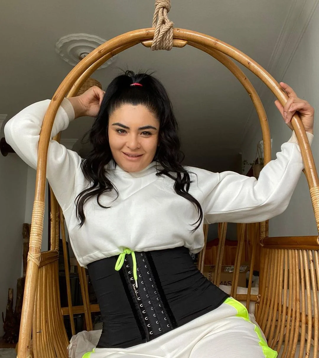 Fenomen gelin adayı Hanife'nin göbek dekoltesine eleştiri!