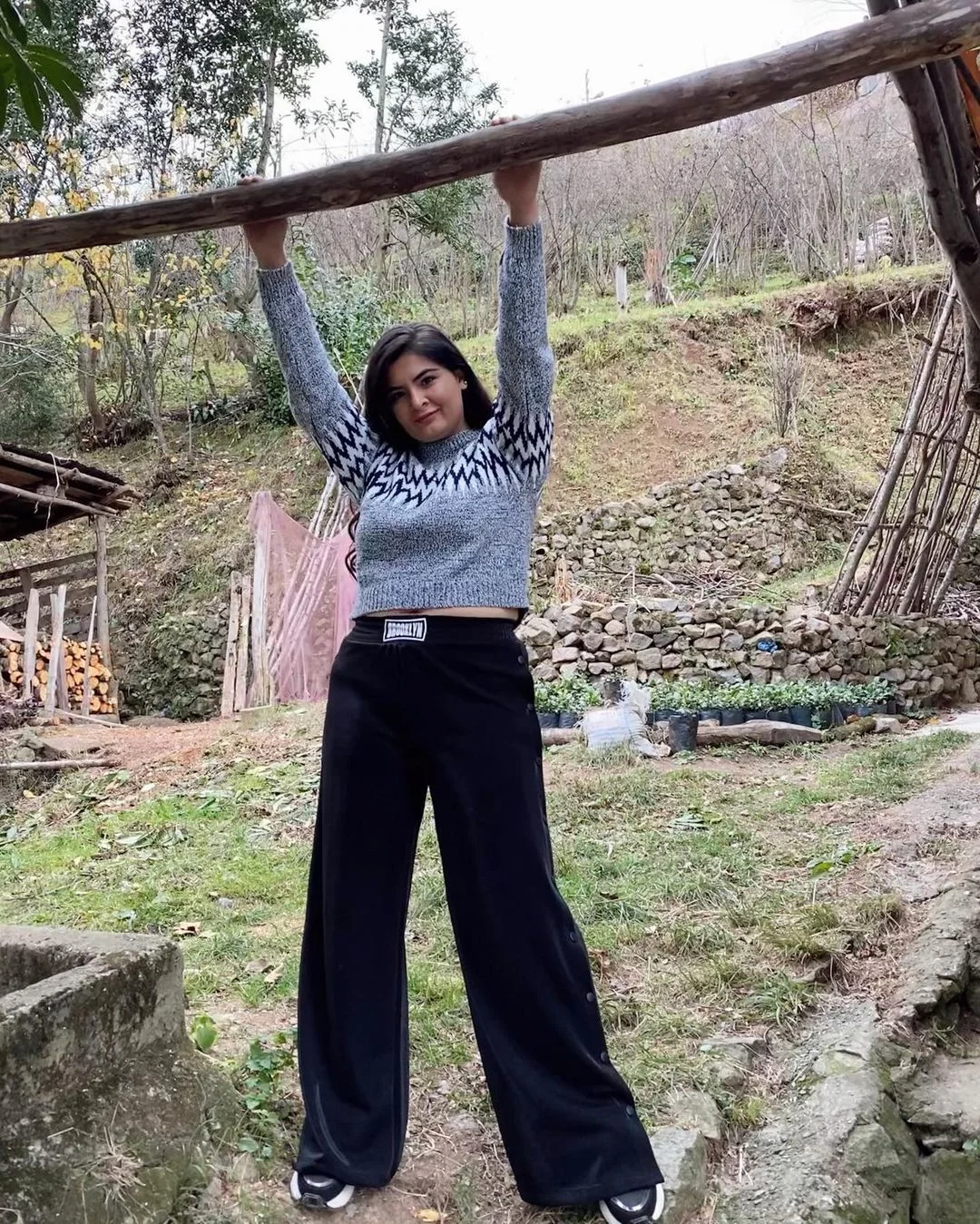 Fenomen gelin adayı Hanife'nin göbek dekoltesine eleştiri!