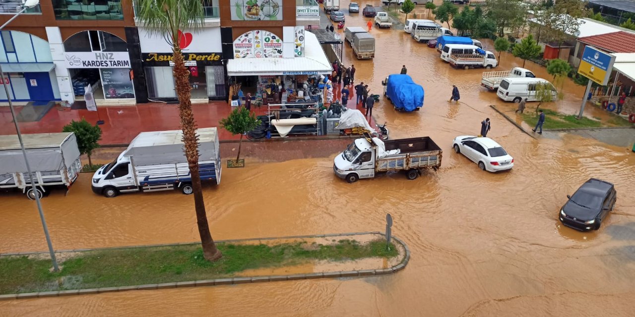 O şehirde turuncu alarm! Tarım alanları ve caddeleri su bastı!