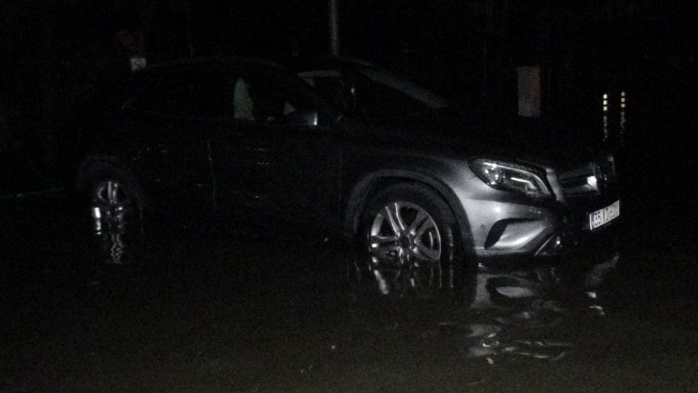 İzmir’de deniz taştı, araçlar suyun altında kaldı