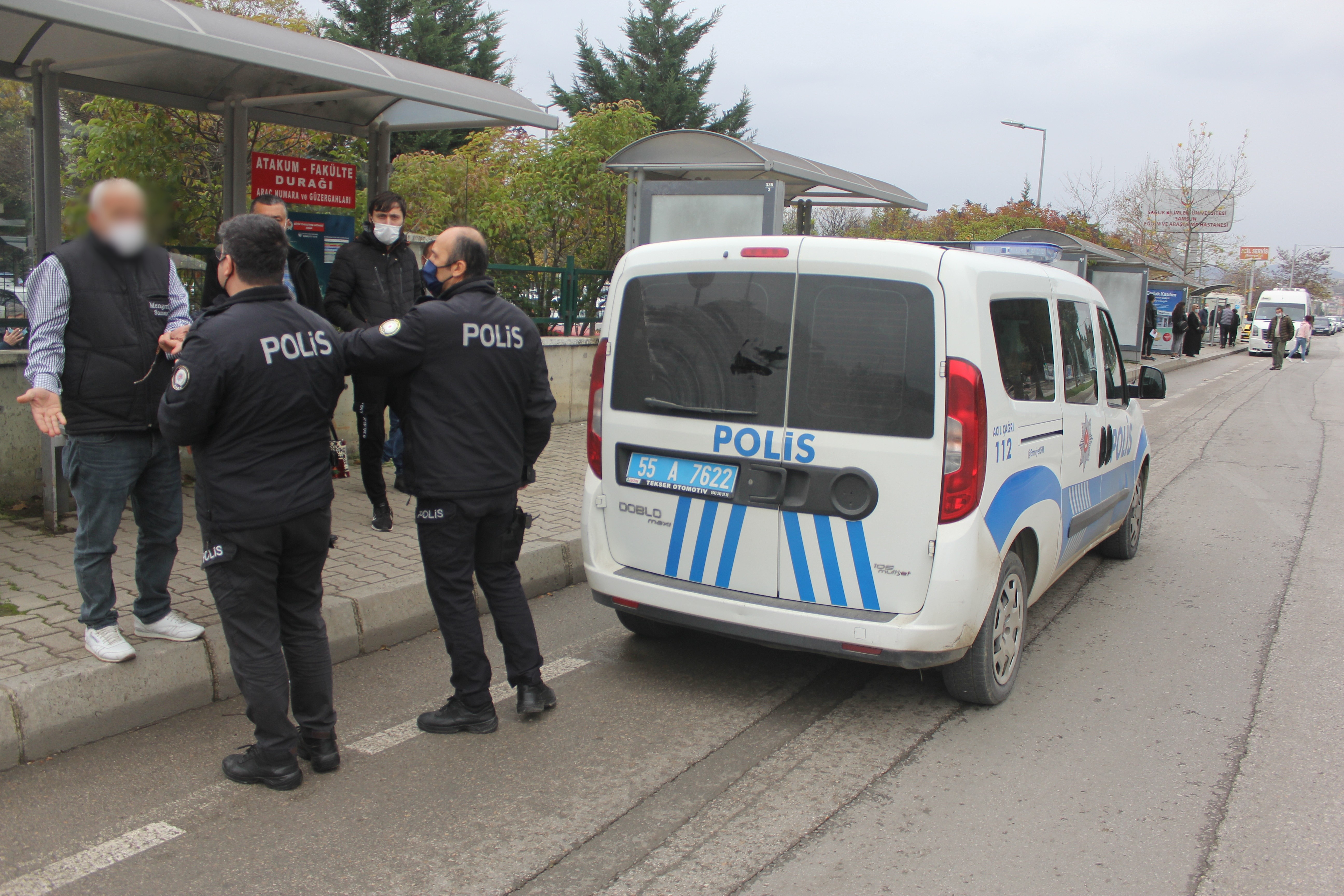 Eşine ait HES koduyla otobüse binmek istedi! Otobüse alınmayınca olay çıkardı