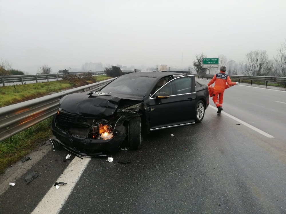 TEM otoyolu zincirleme kaza sonucu kapandı! Kazaya karışan 6 lüks araç hurdaya çıktı