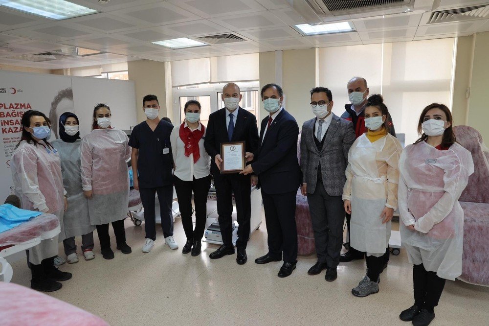 Bakan Soylu'dan örnek davranış: Koronavirüsü yenip plazma bağışında bulundu