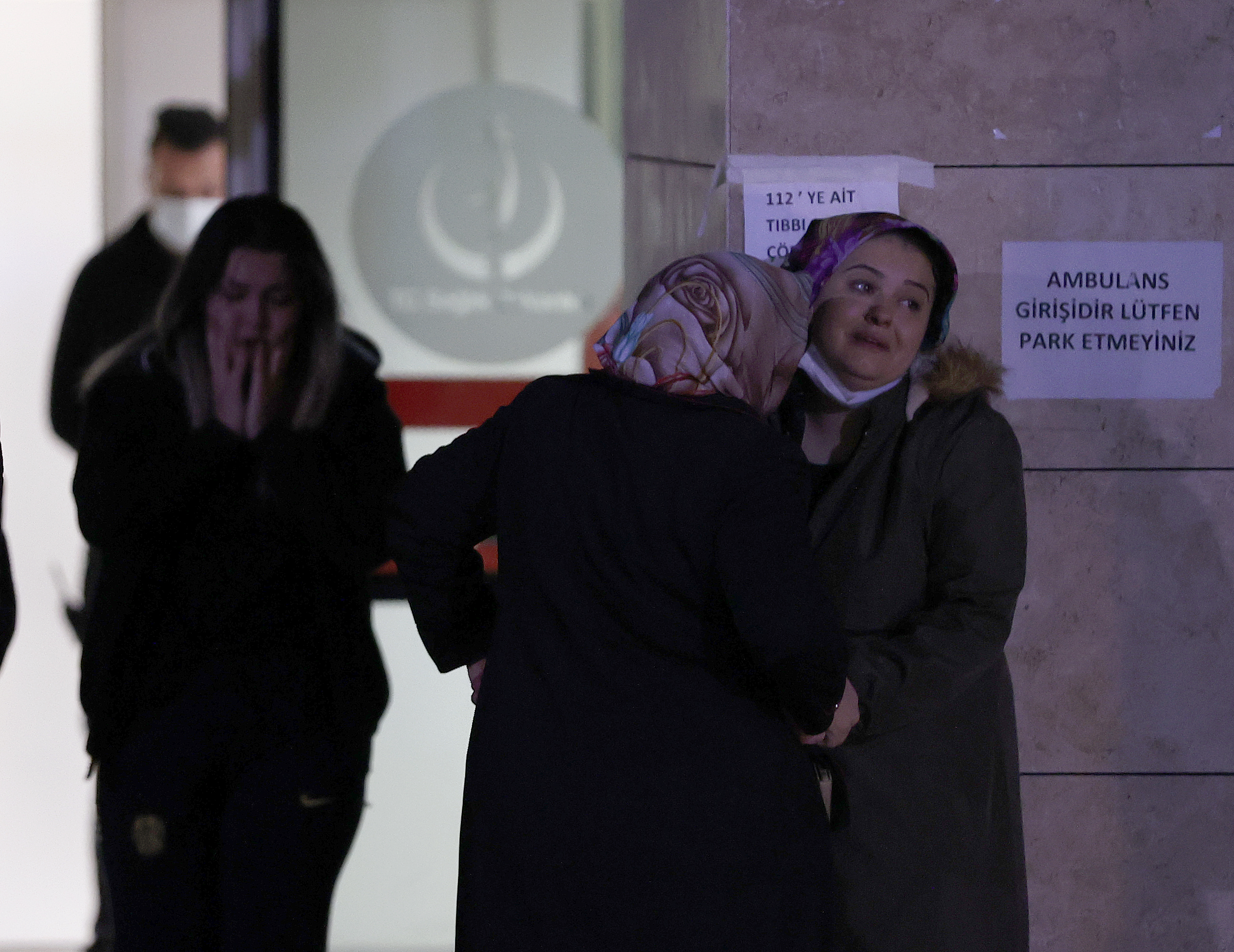 Birisi resmi diğeri dini nikahlı iki eşiyle birlikte yaşayan adam, kalbinden bıçaklanarak öldürüldü