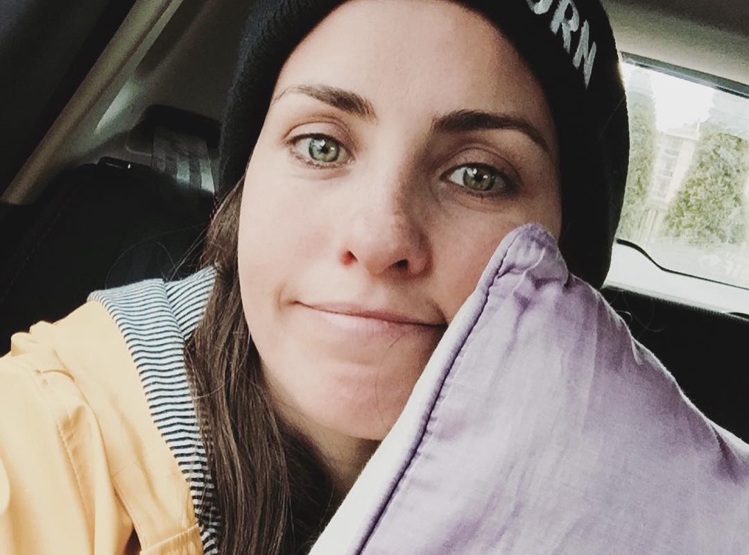 Aslı Tandoğan ailesi ile birlikte kayınpederinin cenazesinde koronavisür kaptıklarını duyurdu!