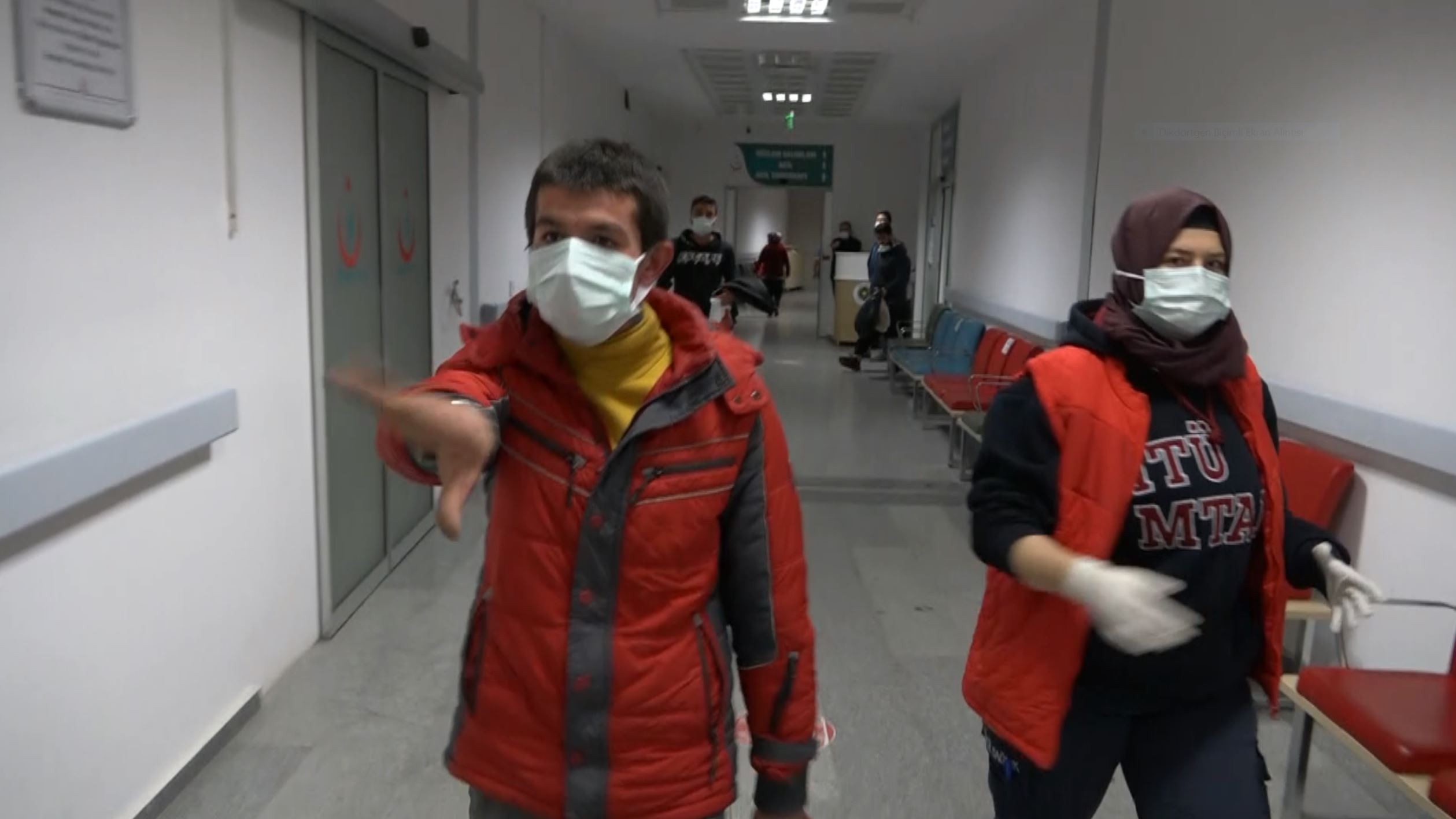 Aksaray'da kendini ağaçta asmak isteyen adamı kucaklayarak kurtardı