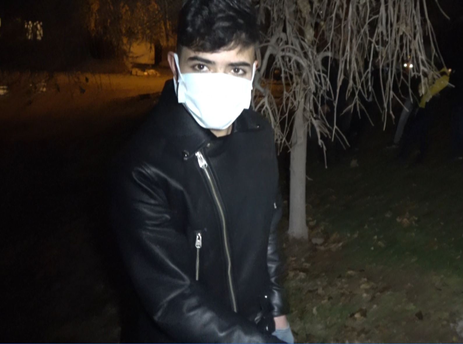 Aksaray'da kendini ağaçta asmak isteyen adamı kucaklayarak kurtardı