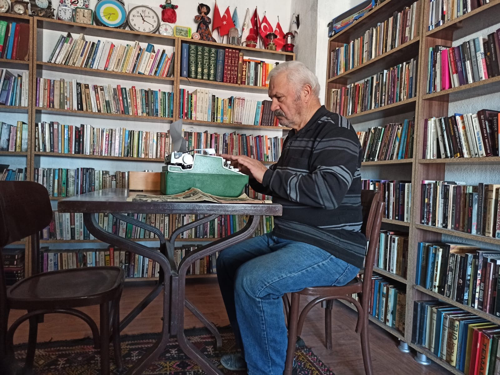 Kitap tutkusu, evini kütüphane yaptırdı! Tam 7 bin kitap biriktirdi