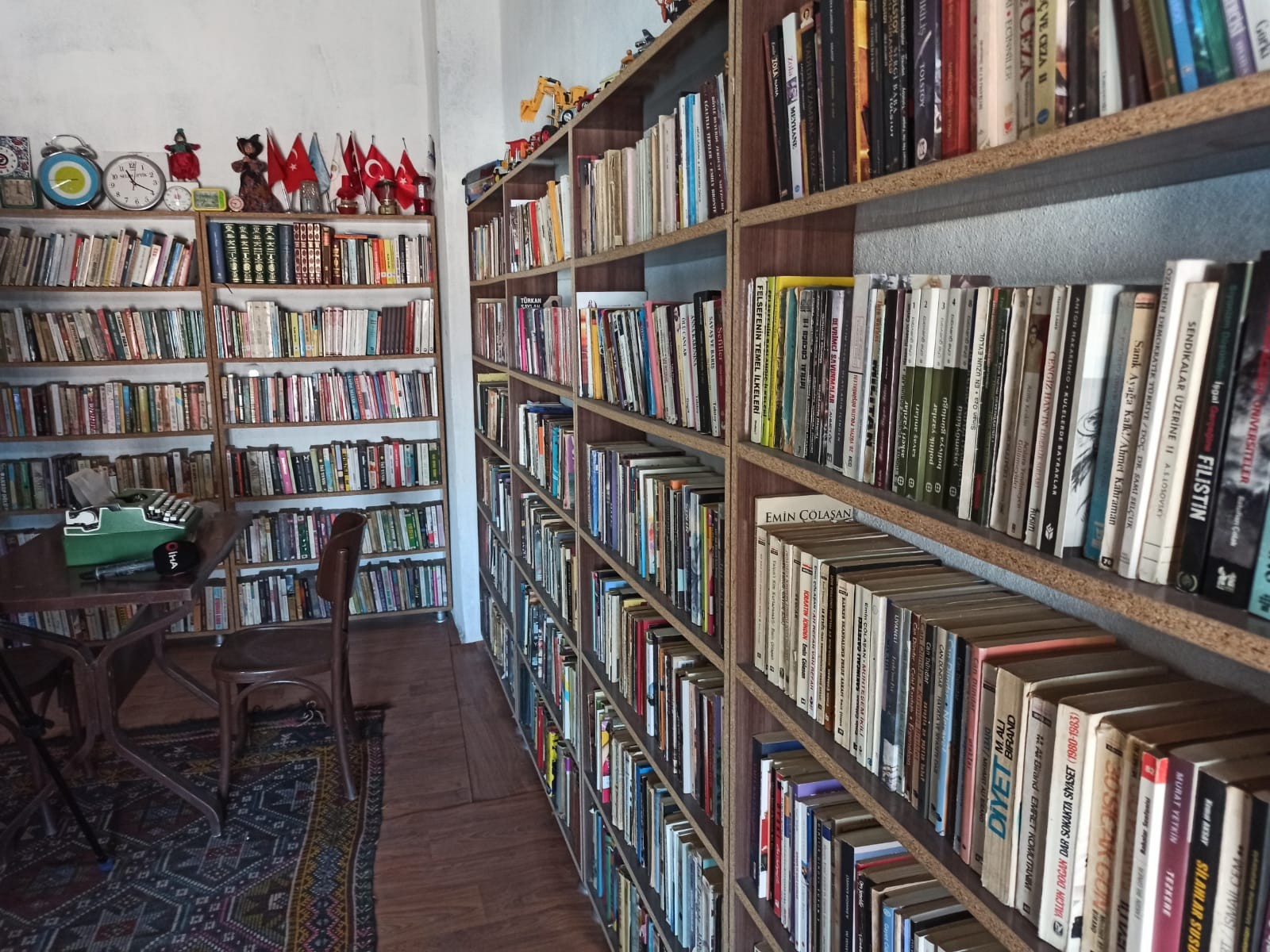 Kitap tutkusu, evini kütüphane yaptırdı! Tam 7 bin kitap biriktirdi