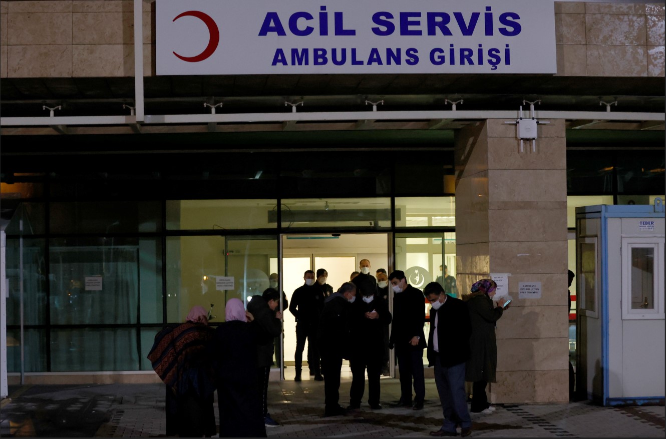 Birisi resmi diğeri dini nikahlı iki eşiyle birlikte yaşayan adam, kalbinden bıçaklanarak öldürüldü