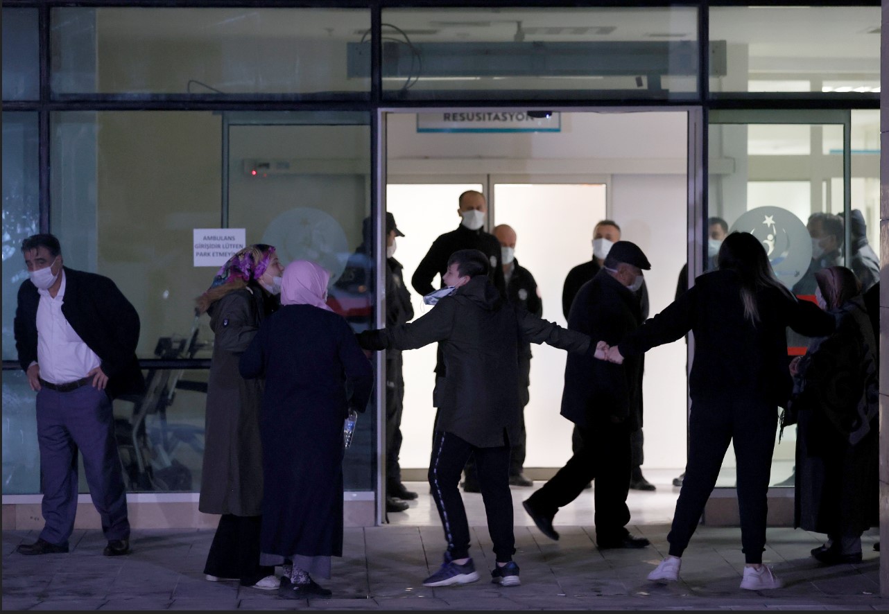 Birisi resmi diğeri dini nikahlı iki eşiyle birlikte yaşayan adam, kalbinden bıçaklanarak öldürüldü