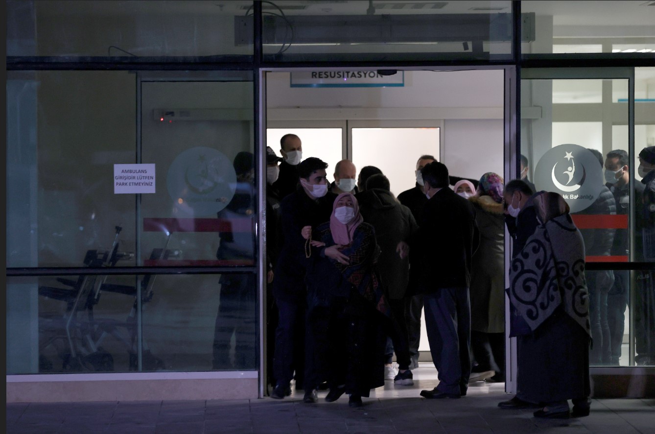 Birisi resmi diğeri dini nikahlı iki eşiyle birlikte yaşayan adam, kalbinden bıçaklanarak öldürüldü