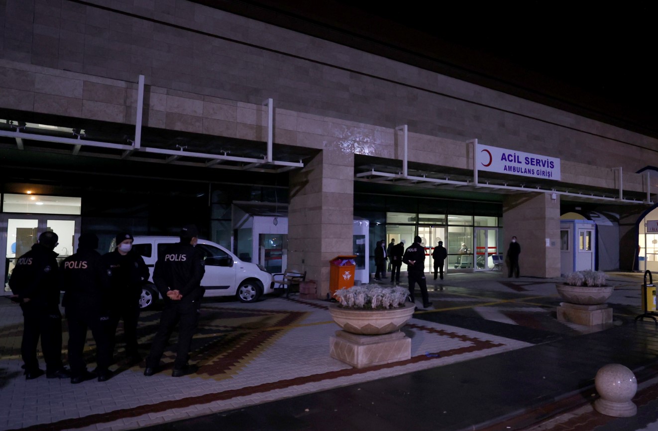 Birisi resmi diğeri dini nikahlı iki eşiyle birlikte yaşayan adam, kalbinden bıçaklanarak öldürüldü