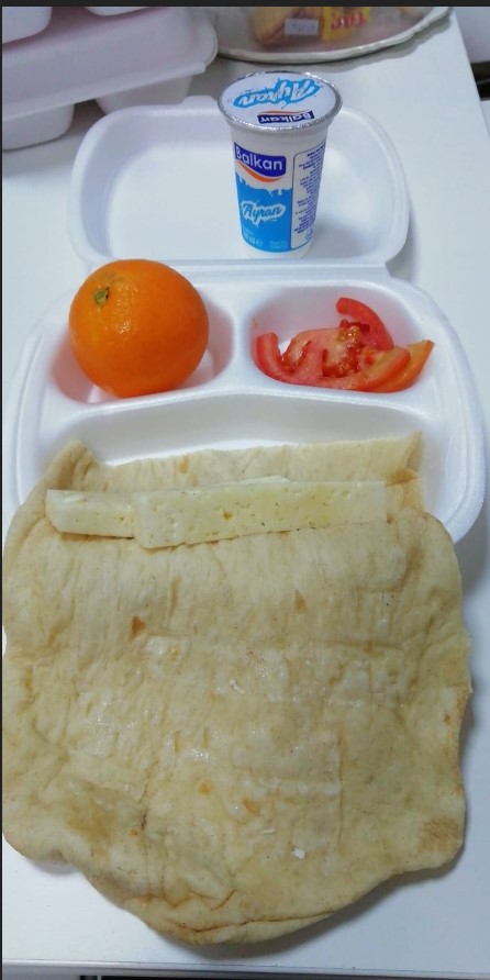 24 saat koronavirüs nöbeti tutan sağlık çalışanlarına reva görülen yemek yürekleri sızlattı!