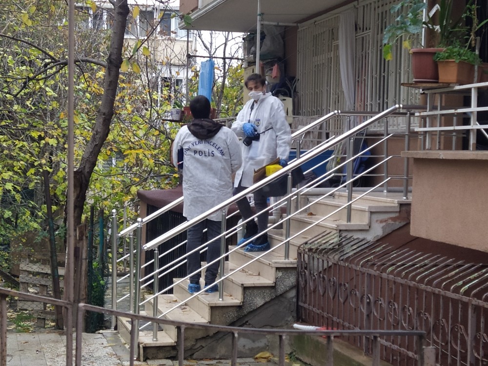 Fatih'te gündüz vakti hırsızlık şoku! İki şahıs kadını spreyle bayıltıp, evdeki altınları çaldı