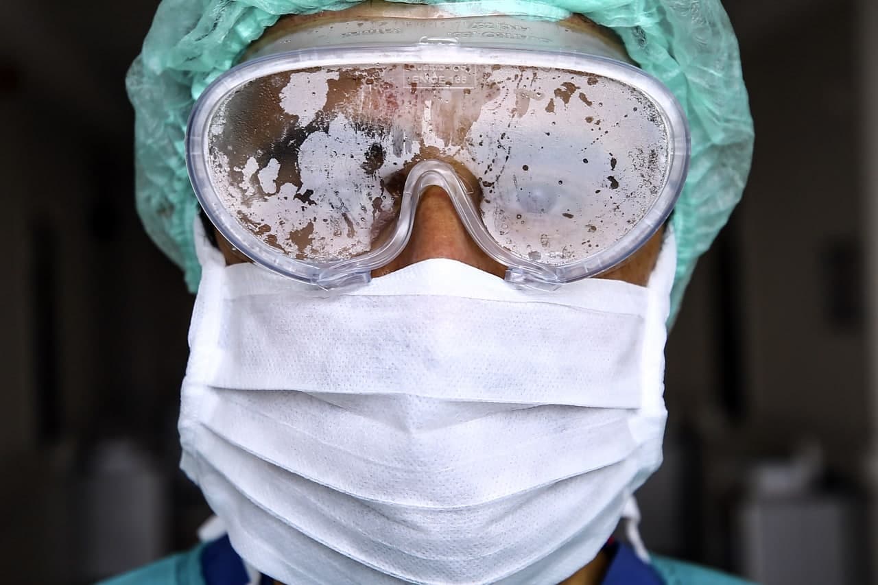 24 saat koronavirüs nöbeti tutan sağlık çalışanlarına reva görülen yemek yürekleri sızlattı!