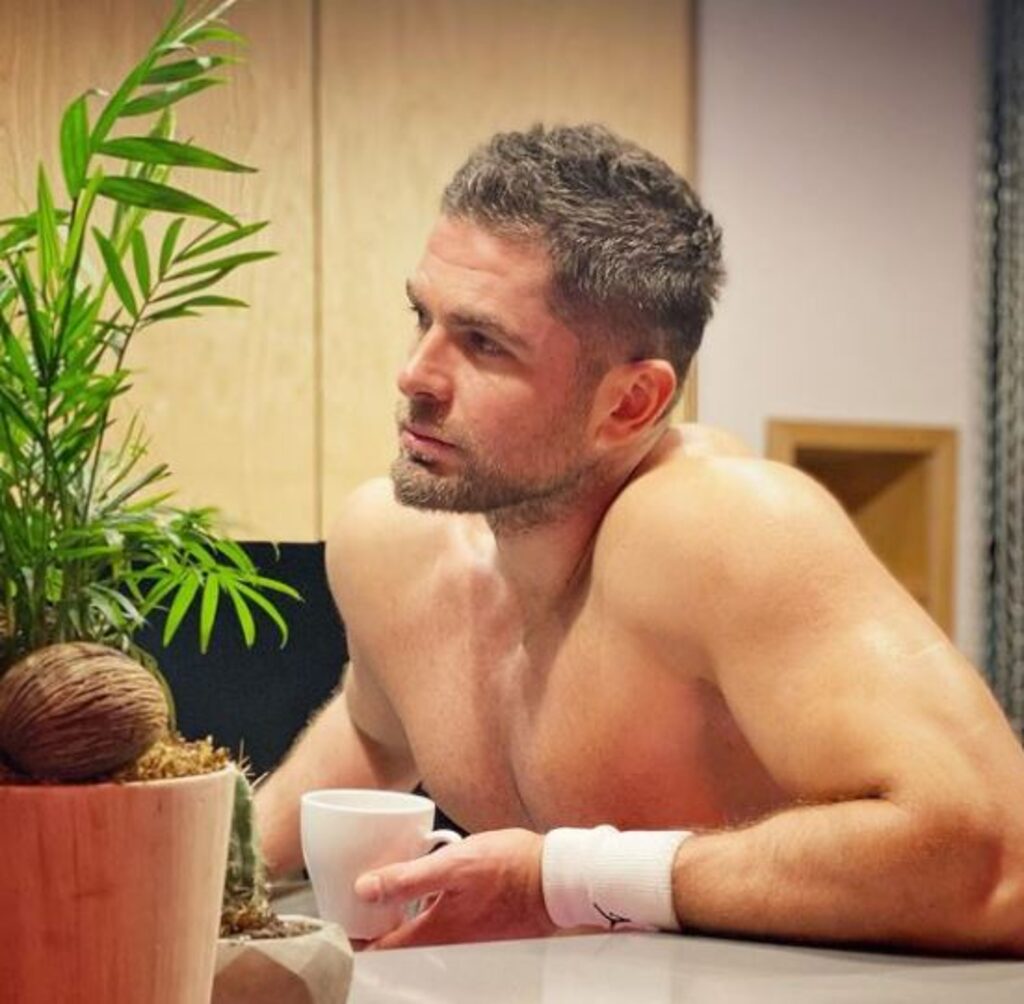 Survivor Mert Öcal'ın üstsüz pozu binlerce beğeni oldu! Ünlü fenomenin yorumu ise dikkatlerden kaçmadı