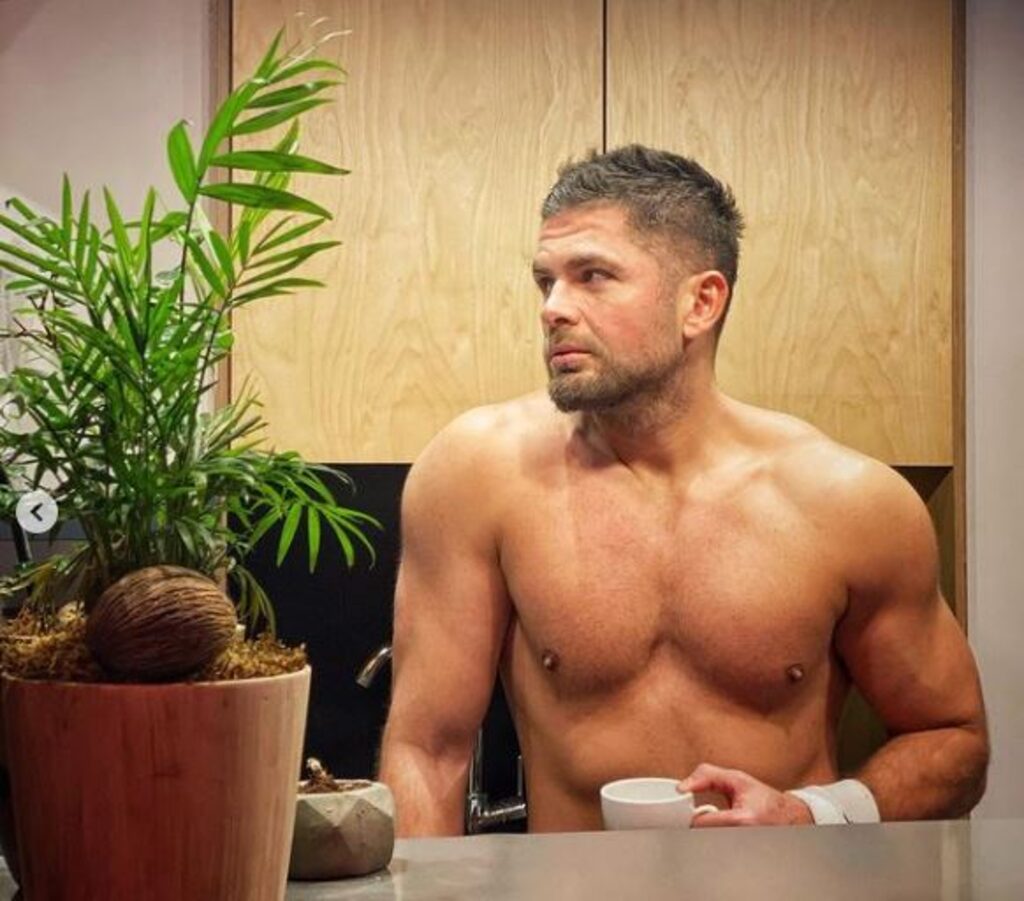 Survivor Mert Öcal'ın üstsüz pozu binlerce beğeni oldu! Ünlü fenomenin yorumu ise dikkatlerden kaçmadı